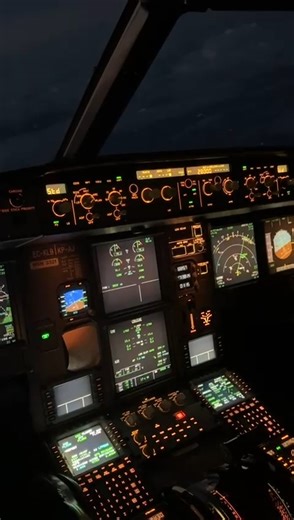 Vistas desde la cabina real de un Airbus A320  Si eres piloto, aspiring pilot o profesional de la aviación y quieres refrescar procedimientos, automatización y gestión de cabina, entrenamos contigo en nuestro simulador A320 en Valencia: flows, SOP, ILS, RNAV, LOFT y debrief guiado. Escríbenos por DM y reserva tu sesión profesional. #A320 #AirbusA320 #CockpitView #SimuladorProfesional #PilotTraining #Refresher #LOFT #CRM #Valencia #WingsA320Sim | WingsA320Sim | Facebook