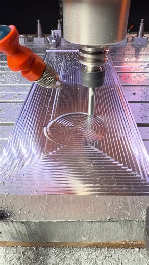 👉 Surface finish: leave it as is or refine it further? Machined on an M700 using a 6 mm two-flute end mill. The consistent tool paths show a clean cut and the interaction between machine, tool, and parameters. No post-processing, no tricks – just the result of the machining process. How would you decide: leave it as is or take it a step further? 💬