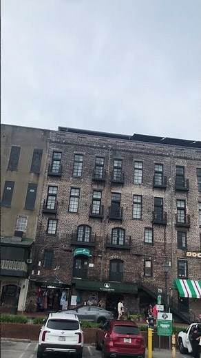 Exploring Historic Downtown District in Savannah Georgia #travel