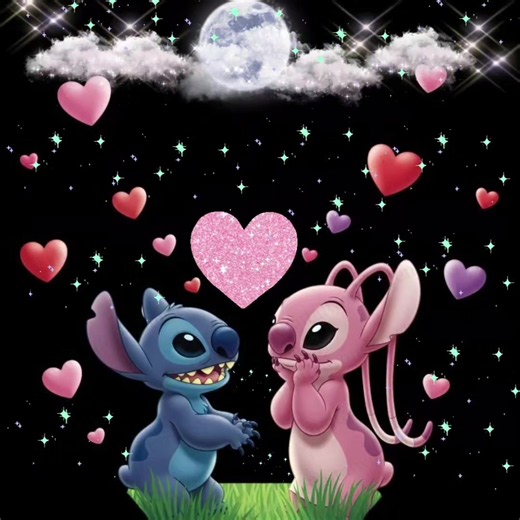 💙Stitch💙 tiene un lindo mensaje para ti.... Entre corazones que flotan sin parar, dos miradas se encuentran sin necesidad de hablar, una sonrisa tímida, un instante especial, de esos que se guardan y no se pueden olvidar, porque hay personas que llegan de repente y hacen más bonito hasta un día diferente, no necesitan promesas ni palabras de más, solo estar cerquita y regalar un poquito de paz, y si algún día me preguntas qué quiero conservar, diría esos momentos que me hacen sonreír de verdad