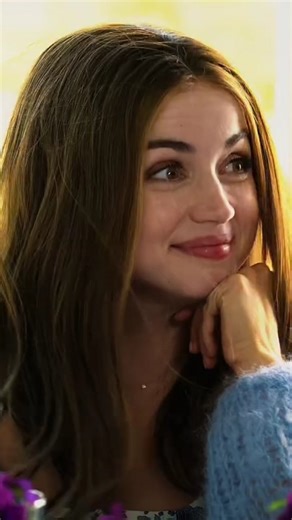 HARISH RAGAV on Instagram: "アナ・デ・アルマス（Ana de Armas）は、1988年にキューバのハバナで生まれた国際的に活躍する映画女優です。幼いころから俳優を志し、わずか16歳でスペインへ渡り、本格的に演技のキャリアをスタートさせました。スペインの人気ドラマシリーズなどで注目を集めた後、ハリウッドへ進出し、その自然で繊細な演技力が高く評価されるようになります。 彼女が世界的な認知を得たのは、SF映画『ブレードランナー2049』でAIホログラムのジョイを演じたことがきっかけです。その後、ミステリー映画『ナイブズ・アウト』では善良で誠実な看護師マルタ役を演じ、アカデミー賞助演女優賞にノミネートされ、一躍トップ女優の仲間入りを果たしました。また、007シリーズ最新作『ノー・タイム・トゥ・ダイ』では、短い登場時間ながらも高い身体能力と魅力的な存在感を発揮し、世界のファンから強い印象を残しました。 さらに、マリリン・モンローを演じたNetflix映画『ブロンド』では大胆で挑戦的な役柄に挑み、彼女の幅広い表現力が大きく話題に。アナは美しいビジュアルだけでなく、感情