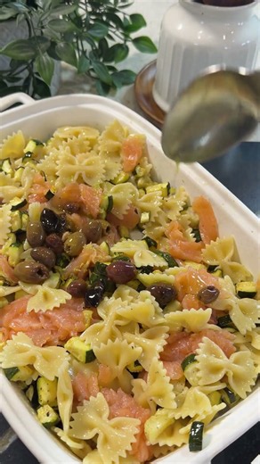 Pasta fredda con salmone zucchine e olive #ilcaldosaporedelsud