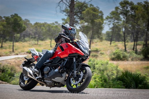 Prueba Honda NC750X 2025: la compañera ideal para cada trayecto | MundoMotero.com