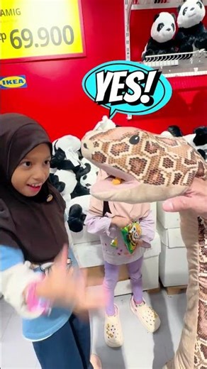 OMG! THE SNAKE THAT COULD EAT SNACKS 🐍🍿🤣 #shorts