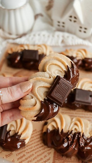 Butter Cookies🍪 YAY or NAY? Who wants one? Follow @thelittleblogofvegan for the best vegan recipes! ‘Melt in the mouth’ Vegan Butter Cookies, made with only 7 simple ingredients ready in under 30 minutes!🤩 Soft, piped vanilla butter cookies are dunked in dairy-free chocolate… truly irresistible, perfect with a tea / coffee!🤤 You’ll love them! 🍪COMMENT ‘BUTTER COOKIES’ and I’ll DM you the recipe link! Or just head to my site! —-> Get the recipe on my website: thelittleblogofvegan.com Type ‘Da