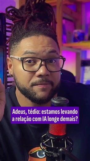 O filme "Ela", em nome original "Her", mostrou um personagem apaixonado por uma inteligência artificial quase 10 anos antes do surgimento do Chat GPT. 🎞️ Mas e agora? Estamos na mesma situação, ou pior? @arape.malik faz uma reflexão sobre como a IA se infiltrou na nossa vida: os momentos de tédios, supridos por relações humanas, estão virando também momentos de consumo de conteúdo, e entrando em um lugar perigoso de codependência. ▶️ #Splash #UOL #Cinema #Her #IA #ChatGPT | Splash UOL