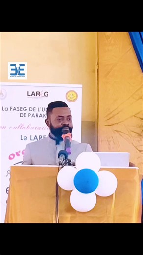 Le Maître de Cérémonie en tant qu'orateur, doit pouvoir faire usage de formulations, synonymes de mots et expressions régulièrement usités dans le langage courant. Il s'agit de se faire comprendre dans un langage accessible à tous. Lors de cette cérémonie, constatez que le public a marqué quelques secondes d'hésitation avant de comprendre le contenu de mon message. Le langage n'était pas d'un registre de langue soutenu. Cette formulation est une figure de style auquel le public n'était pas habit