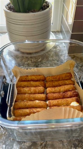 How to Make Mozzarella Sticks in the Air Fryer! #snack #recipe #mozzarellasticks