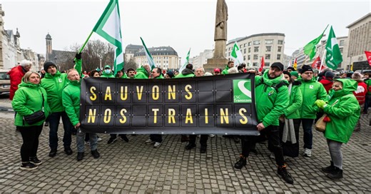 Grève sur le rail : un millier de cheminots enflamment le Mont des Arts pour défendre les services publics (photos)
