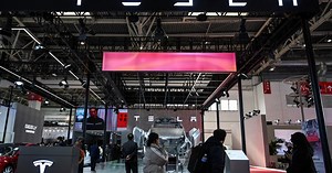 Robot Kilang Tesla rosak, 'serang' jurutera | Harian Metro