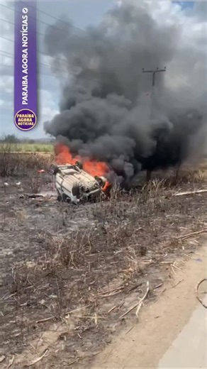 Paraiba Agora Noticias on Instagram: "Uma pessoa morreu e outras quatro ficaram feridas após o motorista de um carro perder o controle do veículo e capotar na divisa entre as rodovias PB-048 e a rodovia PE-075, entre as cidades de Juripiranga, na Paraíba, e Itambé, em Pernambuco, no início da tarde desta sexta-feira (9). As informações foram confirmadas pela Polícia Rodoviária Federal (PRF). De acordo com a PRF, após o motorista perder o controle do carro, o veículo pegou fogo em um acostamento