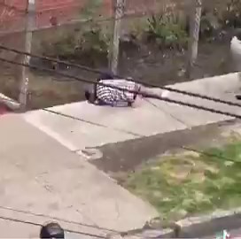 Un tío con cuchillo en mano se enfrenta en la calle a un luchador profesional de MMA y termina noqueado en el primero asalto.