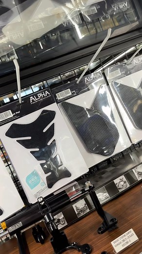 Side & Centre Tank Traction Grips Available in Black For Universal Bike . Membuat gaya riding kalian lebih nyaman berkat Tank Grips yang tidak licin jadi dapat memeluk tangki dengan baik dan juga pastinya membantu melindungi area samping tangki dari lecet saat terkena benda kasar atau tajam. . Berbahan Silicone yang membuat lebih grippy dan juga berfungsi untuk melindungi tanki dari baret baret yang tidak diinginkan . #one3pone #pone #one3sidetankpad _____________________________________________