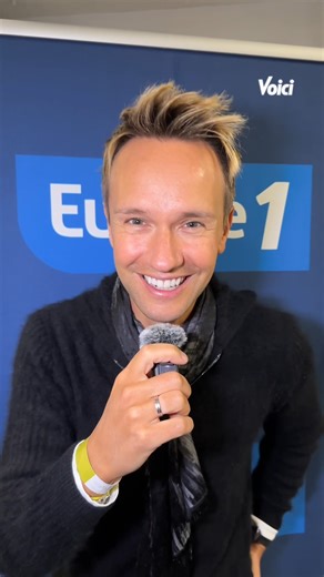 Cyril Féraud se souvient de ses débuts « Mon premier grand souvenir rempli d’émotion, c’est ma toute première émission : le tirage du loto sur France 2, il y a vingt ans, en direct devant six millions de téléspectateurs. Je n’oublierai jamais David Pujadas annonçant à la fin du 20 heures : “Et maintenant, on retrouve le tirage du loto présenté par Cyril Féraud.” Ce moment est resté gravé. » Pour lui, le secret du métier, c’est la sincérité : peu importe le programme, les téléspectateurs sentent 