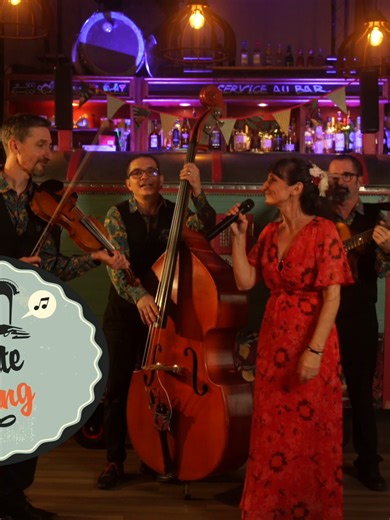 Un nouveau chapitre s'écrit avec l'arrivée de Joan au violon (et à la guitare) 🤩 La Roulotte à Swing s'enrichit de nouvelles sonorités et étoffe son répertoire de chansons toutes fraiches et surprenantes. La saison 2026 s'ouvre avec un agenda bien rempli à compter du mois de mars. De beaux moments en perspective 🙂 On espère vous croiser au détour de notre voyage en musique 🥰🌸 #laroulotteaswing #musiquederue #jazzmanouche #musiciensdepoitiers #swing #guitaremanouche #violontzigane #contrebass