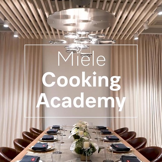 【Where Tradition Met Innovation | Relive Chef Lee's dim sum Masterclass with Miele】 由 Miele 呈獻、 Mott 32 卅二公館行政總廚李文星師傅親授的點心大師班，早前在銅鑼灣 Flagship Miele Experience Centre 帶來了一場無與倫比的味覺體驗。在李文星師傅的指導下，大家親手匠造出兩款創意點心，從晶瑩彈牙的「翡翠帶子餃」，到外酥內嫩的「黑毛豬叉燒菠蘿包」，每一道工序盡展中菜工藝與 Miele 專業家電的完美結合。更多精彩活動即將登場，敬請留意專頁最新動態，與我們一同探索更多美食匠心之作。 Hosted by Miele, Chef Lee Man Shing of Mott 32 led a Dim Sum Masterclass at the Flagship Miele Experience Centre in Causeway Bay. Participants crafted two innovative dim sum dishes, "Jade Scallop