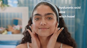 Gillette Venus Facial Razor, Exfoliating Dermaplaning Tool for Face, Replaceable Refills, Removes Fine Facial Hair, Exfoliates Dead Skin, Skin Defense Guard, Handle with 5 Blade Refills