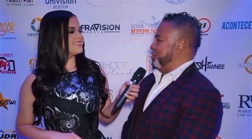 Casa Moda International on Instagram: "¡Nuestra 1ra edición hizo historia! 💎✨ Revivimos la alfombra azul de Mrs. Rhode Island 2025 junto a: 🎤 @jlusuazo 🎙 y @shantalvasquez_ Gracias infinitas a @lacajitatv, @pachangalatina y @univisionnuevai por la cobertura total de esta noche mágica. 📺💙 bajo la dirección del respetado @francisconcepcionoficial 🚨 ¡ATENCIÓN! Muy pronto inicia la búsqueda de candidatas para nuestra 2da edición. ¿Estás lista para la corona? 👑 #MrsRhodeIsland #BlueCar"