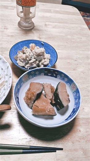 晩御飯は、八宝菜丼と南瓜の煮物とおからとお茶🍵と緑茶🍵ですね。とても美味しそうですね。