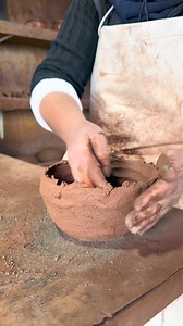 🌟 La cerámica de La Gomera es un arte tradicional que sigue vivo en la isla: hecha a mano con barro local y almagre, dándole un tono rojizo único. Cada pieza puede tardar hasta un mes en completarse. Este oficio se practica principalmente en el pueblo de El Cercado, lugar donde se pueden encontrar la mayoría de los talleres y donde se puede visitar el Centro de Interpretación Las Loceras. | La Gomera, Islas Canarias