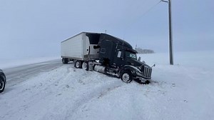 Winter Storm Diaz Strands More Than 70 Big Rigs In South Dakota - Jalopnik