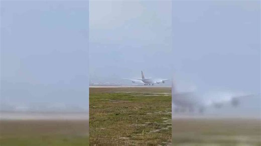 Impresionante aterrizaje del Boeing 747-8 atravesando la niebla como un fantasma del aire