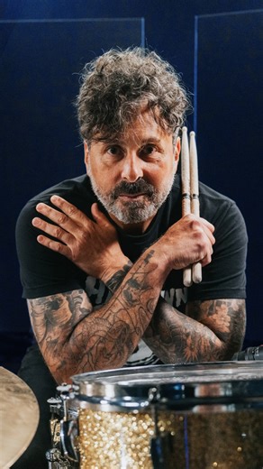 Tony Palermo’s Final Performance After Hearing Zac Brown Band’s “Uncaged” for the First Time Watch as Tony Palermo first lays down his own drum part to a drumless version of Zac Brown Band’s “Uncaged,” then reacts to the original track to see how his choices stack up. What you’re watching is the final take he landed on after shaping it his own way. Head over to the Drumeo channel to watch the full challenge. 🎬 #drumeo #musora #musoramedia #tonypalermo #paparoach | Drumeo