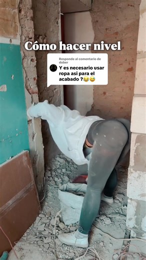 Respuesta a @dober Cómo hacer nivel cinco aquí en esta casa de remodelación nos toca hacer un nivel cinco lamentable. Esta pared es de las antiguas, ahora la vamos a trabajar con Compound y darle nivel cinco, ya que no quieren usar Sheetrock. Entonces aquí vamos a trabajar varios días. ¿Qué te parece? Te han salido casas de remodelación de este tipo de concreto y ahora a trabajarlas con Compound. Mira aquí el proceso: vamos a limpiar, luego vamos a embarrar de pasta. #finish #sheetrock #drywall