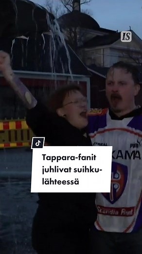 Tampereen Tappara voitti jääkiekon Suomen mestaruuden kaatamalla Pelicansin voitoin 4-1 SM-liigan finaaleissa. Mestaruus ratkesi viidennessä finaalissa hurjan trillerin jälkeen, kun Tappara kampesi ottelun jatkoajalle vain sekuntia ennen loppua. Tappara-fanit juhlistivat Suomen mestaruutta pulahtamalla Tampereen Keskustorilla suihkulähteeseen. Video: Paula Kaskimaa / IS #iltasanomat #tampere #tappara #jääkiekko #liiga
