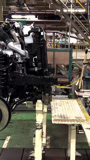 【工場潜入】組み立て突入。これが強さの源プラドのシャシー。凄い！【FACTORY】