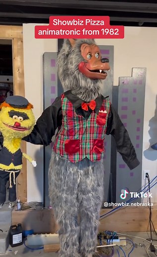 Exploring Abandoned Showbiz Pizza Animatronics from 1982
