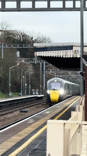 GWR Class 800 passes Tilehurst at reduced speed #train #railwaycontent #railway #trainspotting