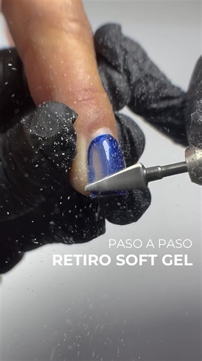 El tutorial más esperado 🙌 ✅ Aquí te compartimos el paso a paso sobre cómo realizar un retiro de soft gel. Este tutorial de manicura te enseña cómo ahorrar muucho tiempo al retirar este servicio, pero sabías que también puedes realizar rellenos/mantenimientos? Si quieres que hagamos ese tutorial deja tu comentario. 💬 En el sistema Pink Mask el medio de adherencia para los tips de soft gel es la base rubber clear. Si utilizas este adherente no sólo tendrás una durabilidad excelente sino también