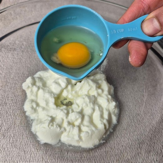 Un œuf, un yaourt, 15 minutes de repos… et regardez ça ! 🔥💛 Simple, rapide et tellement moelleux… #RecetteFacile #CuisineMaison #PetitDejeuner #GouterMaison #RecetteRapide | Recette express et inratable