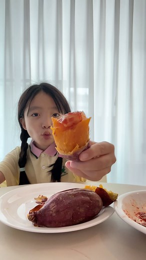 뚜뚜패밀리(뚜아뚜지TV) on Instagram: "안녕하세여, 손가락 골절로 인해 이번 주는 집에서 외동 놀이를 하고 있는 뚜지입니당😉 여러분도 피구 살살 하시고, 공이 날아온다? 걍 피하세요🙂‍↔️🙂‍↔️아셨죠?🤣 오늘은 군고구마 말고 쪄달라고 해서 찐고구마를 준비했는데 역시나 김치를 같이 찾네요(역시내딸😅) 밤고구마처럼 완전 퍽퍽하지 않고 적당히 부드럽고 달콤해요 쪘더니 꿀고구마처럼 목이 달지는 않고 우유가 생각나는 맛 오늘 간식도 성공입니다🍠🍠 저도 어제 오픈 후 주문한다는 것이 깜빡해가지고 이제 주문하려고해요 그동안 습기날려 보관했던 고구마가 딱 3개 남았거든요ㅠㅠ 어제 주문해주신 고구마 러버님들 배송 받으시면 고구마들 꼭 습기 날려주시고 보관해주세요🙌🏻 진짜진짜 맛있는 당구마! 우리 같이 먹어욤😋 ✅주문은 프로필링크 클릭 하셔용🫶🏻 #당구마공구중"
