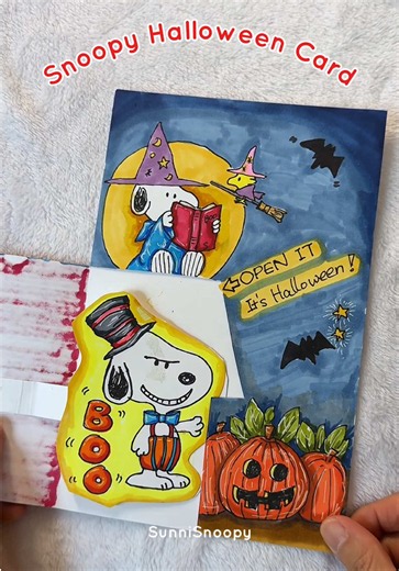 A little Halloween surprise hiding behind the door… 👀🎃🐾 Open it and… BOO! 👻 Snoopy and Woodstock are ready for Halloween! 🐶🐥🧡 I had so much fun making this interactive card, and I love that Snoopy pops up when the little door opens. Such a cute handmade card for a Peanuts fan or someone who deserves a tiny Halloween surprise. ✂️💌 Would you make this for someone or yourself? Save this tutorial for your Halloween crafting! 🎃✨ #Snoopy #Peanuts #HalloweenCrafts #CardMaking #SnoopyLover DIYC