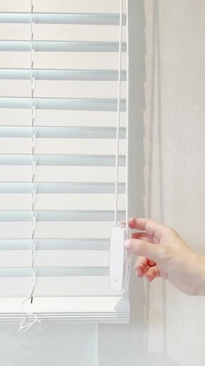 Minimize interlaced strings for your Venetian blind with our One String system, designed for curated refinement. Book your appointment now for further enquiries! | Curtain Suite