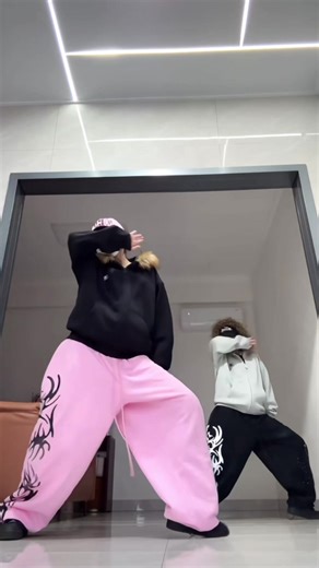 来跳这个外网很火的lesserafim进行曲 #lesserafim #翻跳#kpop#fearless #dance | kpop dance