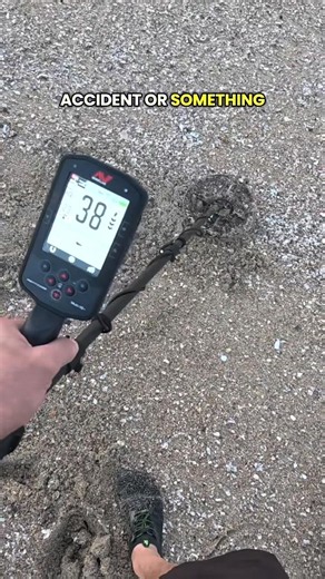 But first…let me get this target! 🌴🚙💨 #metaldetecting #beachmetaldetecting #crash #accident