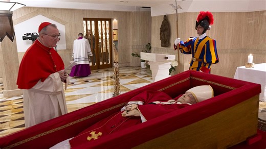 Mort du pape François: les premières images du souverain pontife dans son cercueil