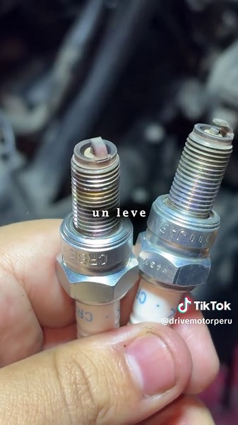 ¡Ten cuidado dónde tanqueas o matarás tu motor! ⛽☠️ Esta Yamaha R3 se apagaba sola y la culpable fue una bujía roja que delató gasolina con agua y óxido. 🔴 #yamaha #r3 #motor #motos #drivemotor