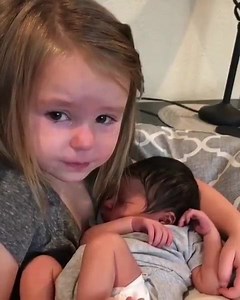 Когда поняла, что придется делиться игрушками еще с кем-то))) А вообще милота | Chips Journal - медиа для родителей