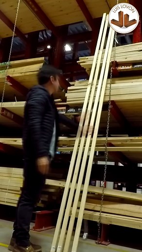HAZ TU PROPIA ZAPATERA DE MADERA SIN MAQUINAS #diy - LUIS LOVON En esta ocasión haremos una zapatera, de madera, hecha sin maquinas, ya que toda la madera se compro en un home center, esto significa que esta, esta ya cortada, en largo, ancho y grosor, aparte esta seca totalmente, con esto nos ahorraremos el usar maquinas, para solo preocuparnos en cortar y armar, podemos usar diferentes tipos de uniones, ya sea tarugos, clavos o tornillos, en el video les mostrare las diferentes opciones, espero