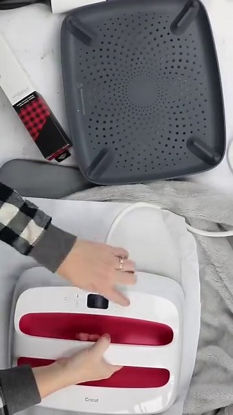 Did you know you can use Infusible Ink to add designs to blankets? These make great gifts for baby showers, housewarmings, and more! Grab the full tutorial on my blog (link in bio) #sublimationink #sublimationprinting #sawgrassink #sublimation #infusibleink #cricutmade⁠ ⁠ [https://www.thecountrychiccottage.net/infusible-ink-blanket/] | Angie Holden The Country Chic Cottage