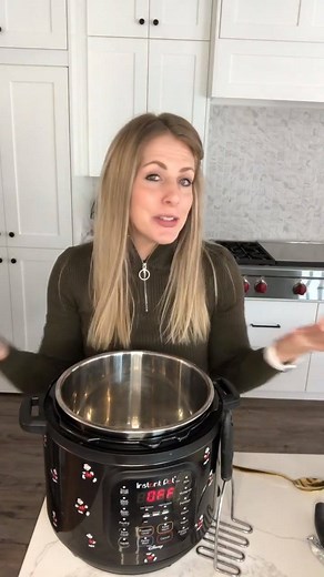 These Instant Pot Mashed Potatoes are the perfect way to cook your mashed potatoes for Thanksgiving dinner, and to keep everything warm at the same time! Find the full recipe, here: https://www.sixsistersstuff.com/recipe/how-to-make-instant-pot-mashed-potatoes/ | Six Sisters' Stuff