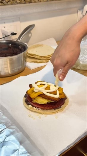 COCINA CON YESI on Instagram: "Burritas hondureñas 😋🇭🇳"