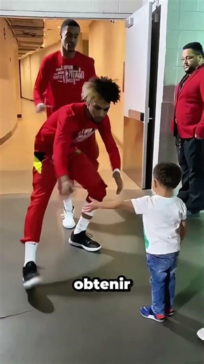 Un jeune fan rencontre ses joueurs préférés et cela arrive 🏀 #shorts #basketball #viral