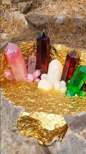 Bay Diamond Hunter Finds Amethyst & Multi-Color Crystal Towers 💎 Gold Hidden Inside Rock