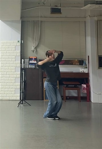 Engaging Dance Routine to Mirror Focus