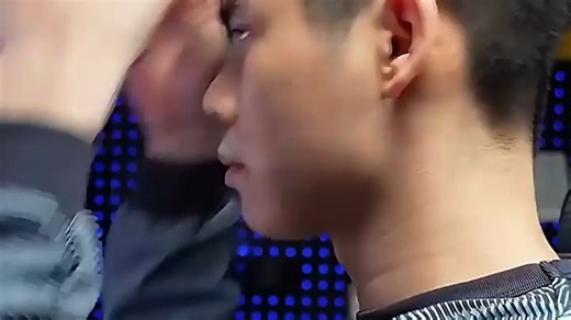 颂拓Sonic舒适运动手表，轻盈贴合，适合日常通勤与跑步，智能监测心率，助你轻松掌握健康状态。